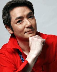 香港演员林伟健现状,从影坛巨星到低调生活，香港演员的蜕变之路